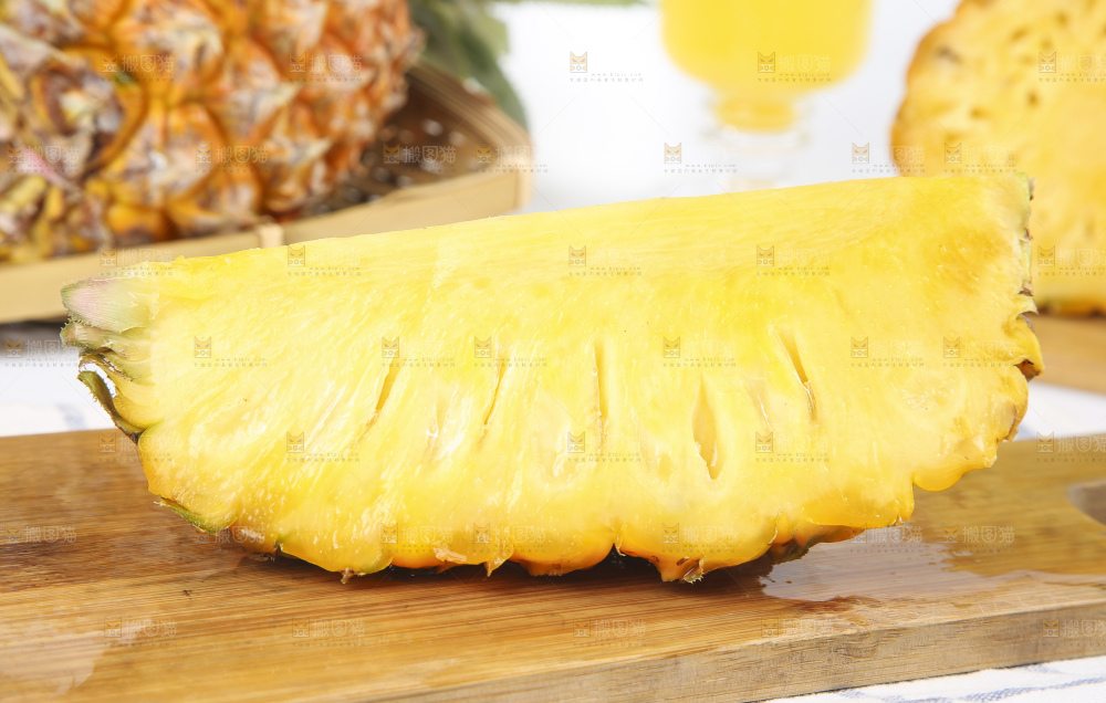 木板上放着切开的新鲜菠萝