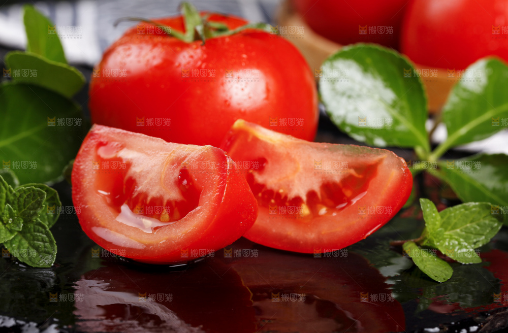 黑底上放着普罗旺斯西红柿