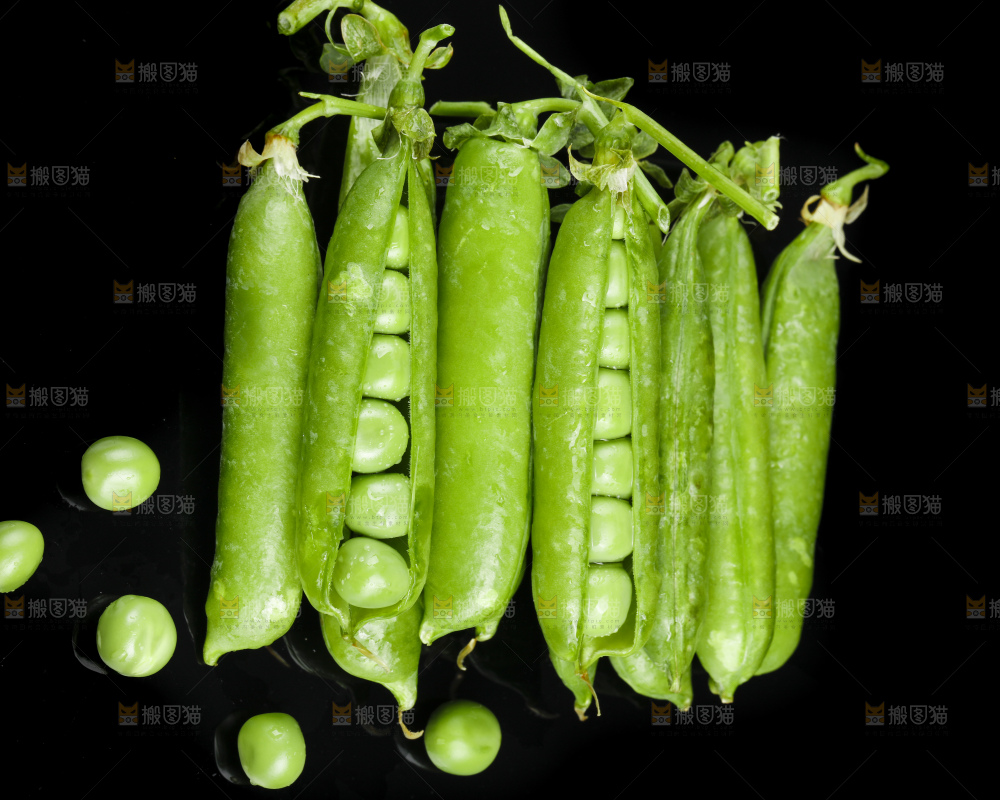 黑底上堆放着豌豆角
