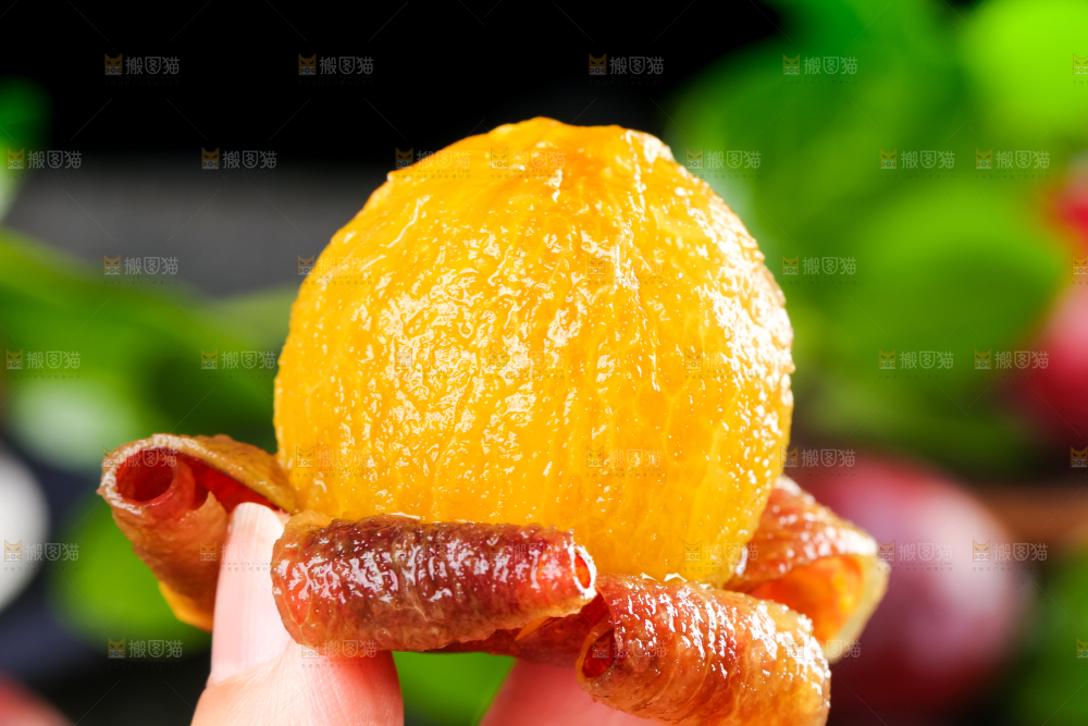 手拿着新鲜西梅果肉