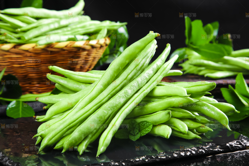 黑底上放着云南新鲜四季豆