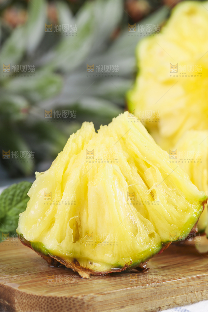 木底上放着金钻凤梨果肉