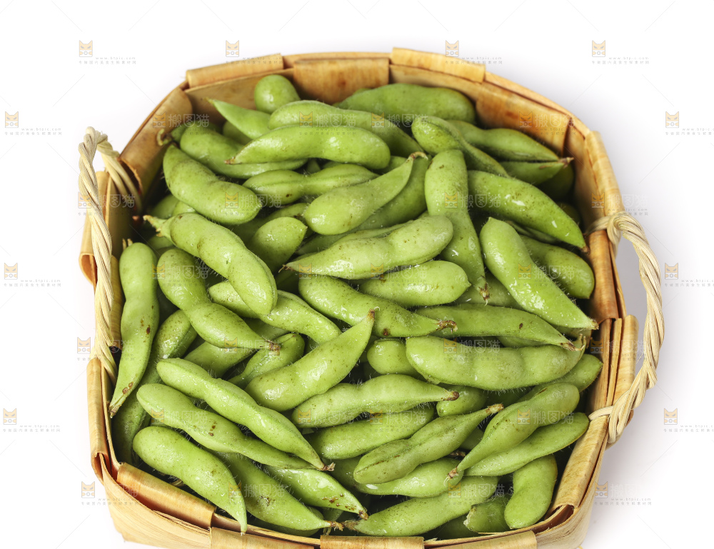 白底上放着一筐新鲜毛豆
