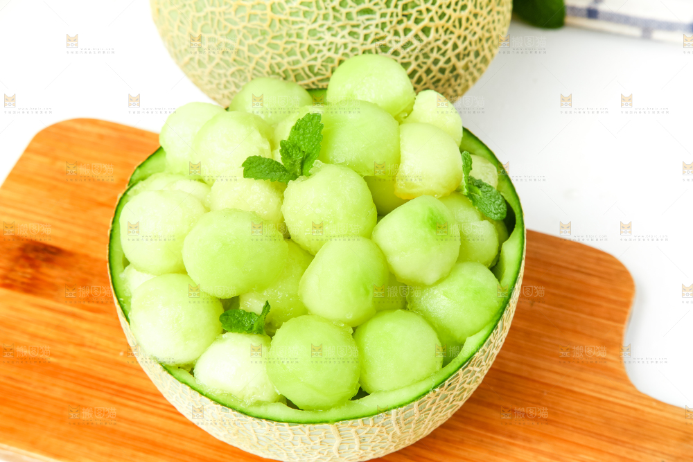 木板上放着网纹蜜瓜果肉