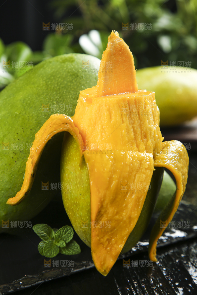 石板上放着剥皮的越南进口大青芒