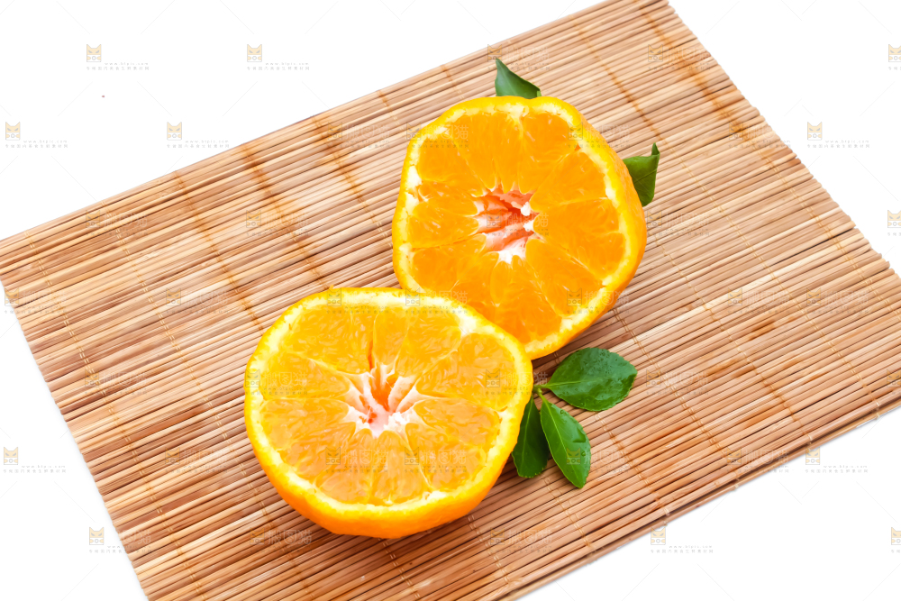 浅底上放着切开的新鲜柑橘