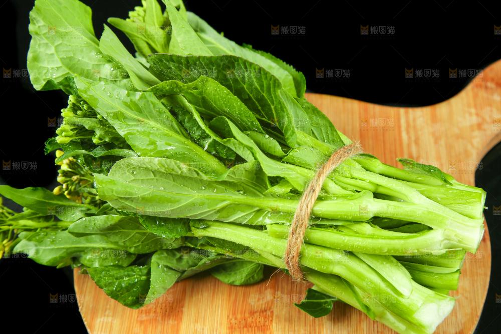 黑底上放着菜薹