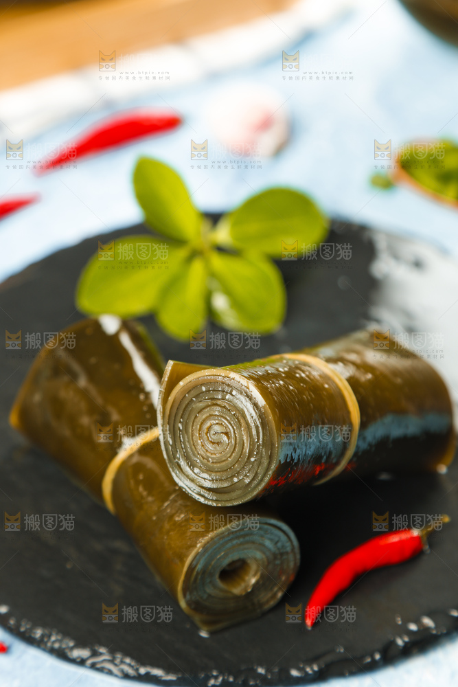 黑石板上放着海带卷