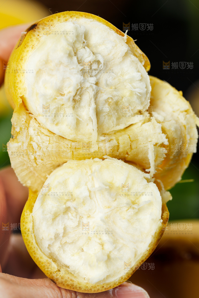 手上拿着苹果蕉