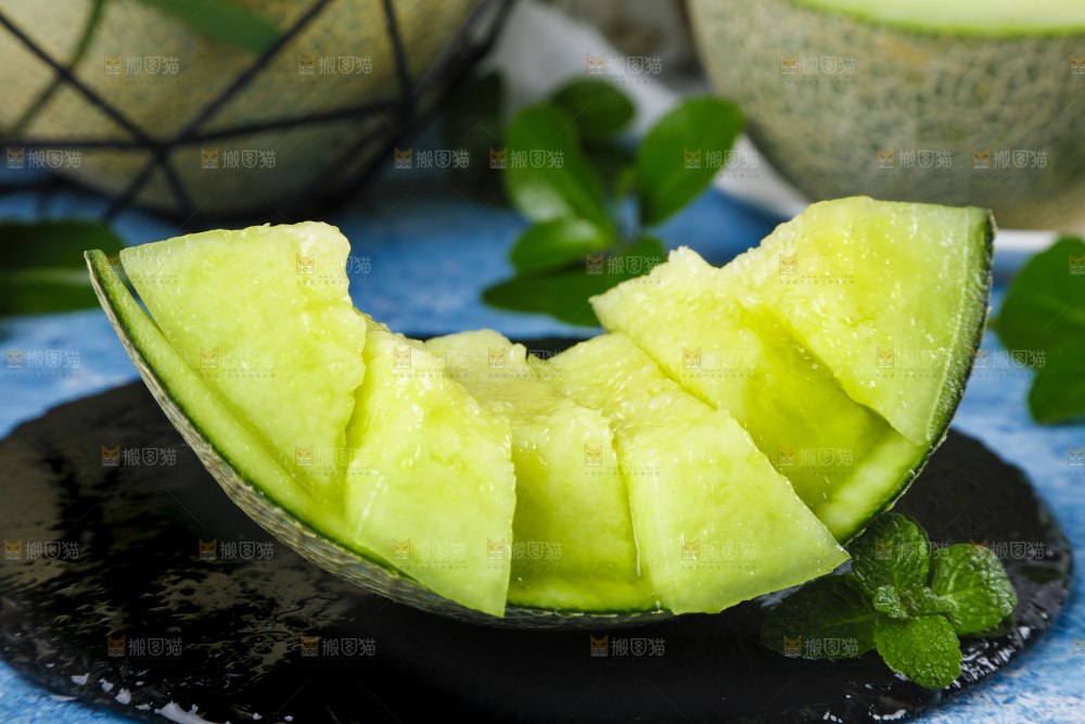 石板上放着切开的网纹蜜瓜