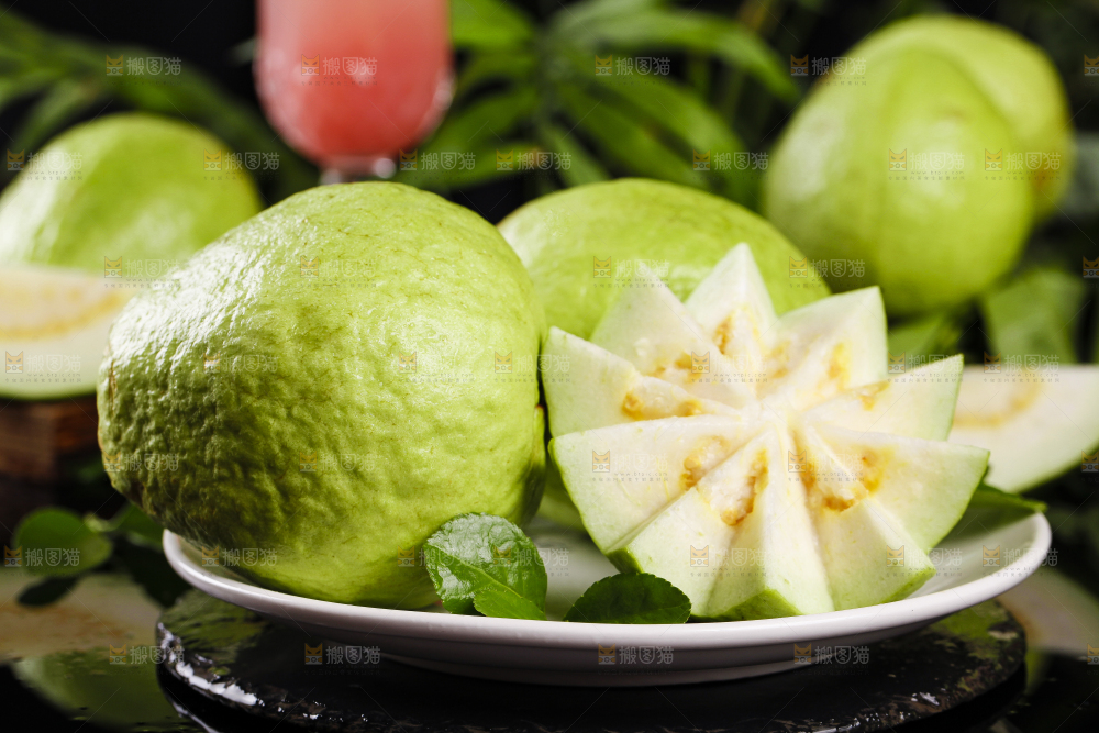 黑底上放着一盘白心番石榴