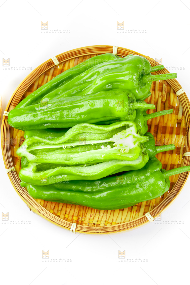 白底上放着一篮鲜辣椒