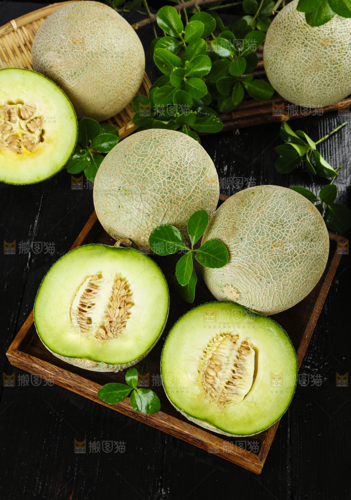 黑底上放着一盘切开的海南网纹蜜瓜