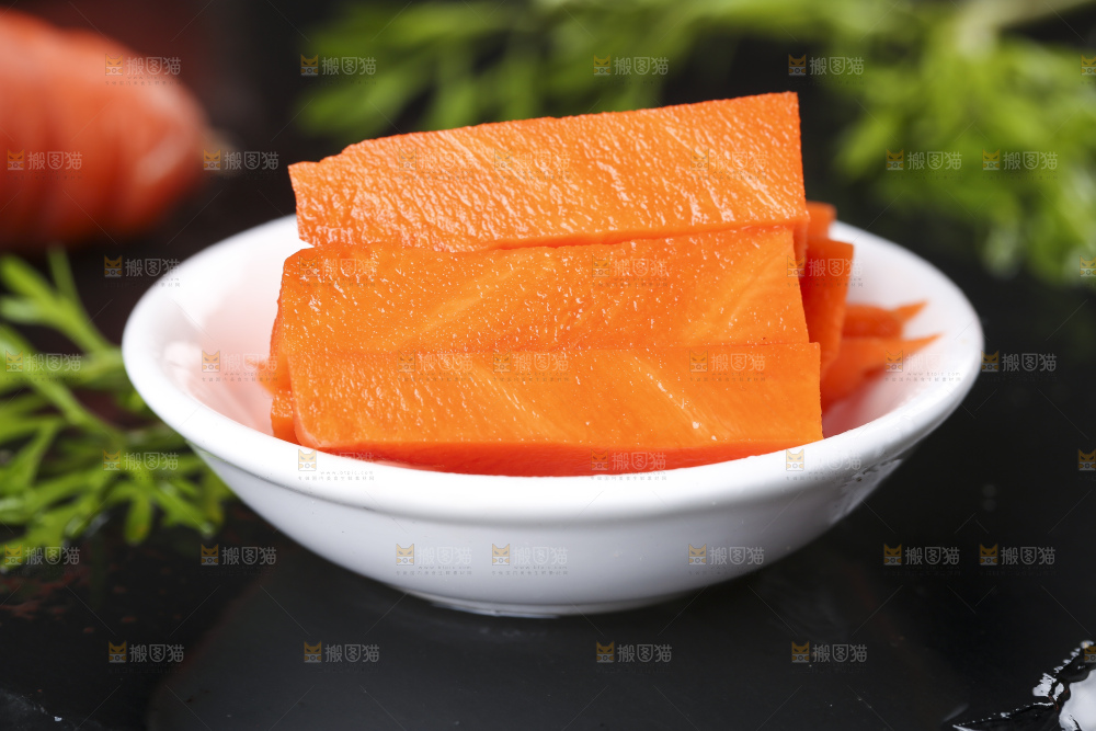 黑底上摆放着切开的胡萝卜