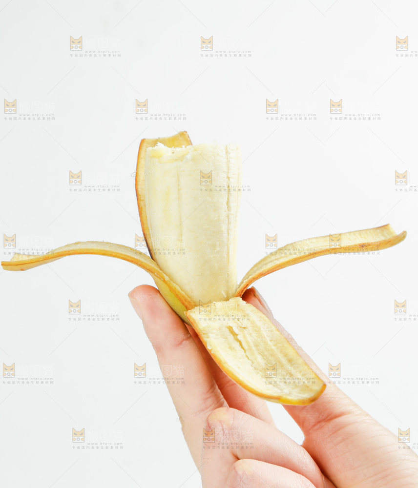 手里削开皮的苹果蕉