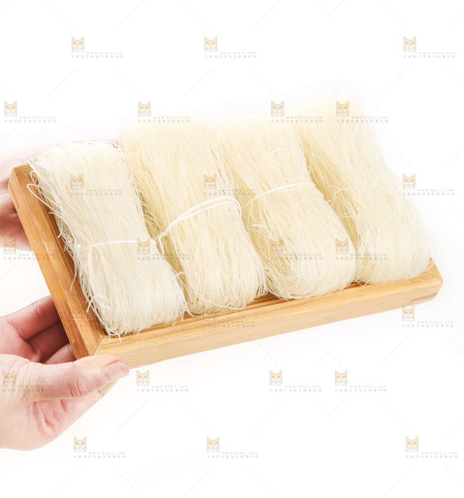 双手端着木盘里的粉丝