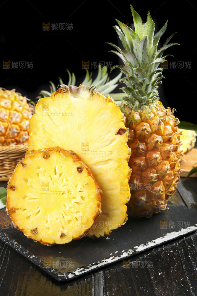黑石板上放着切开的徐闻菠萝