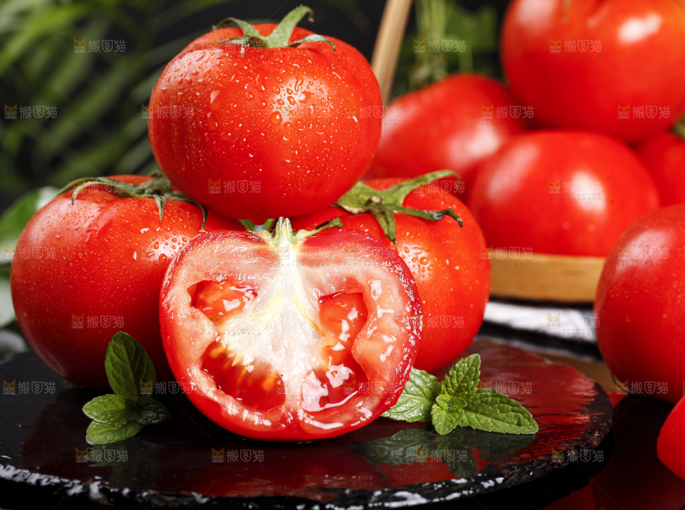 黑底上放着普罗旺斯西红柿