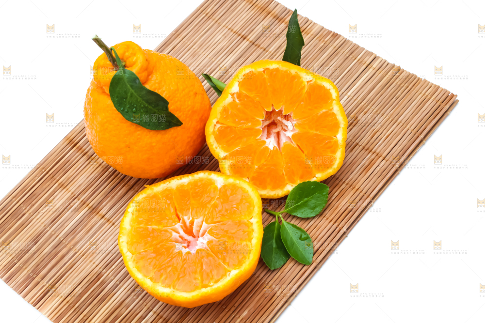浅底上放着切开的新鲜柑橘