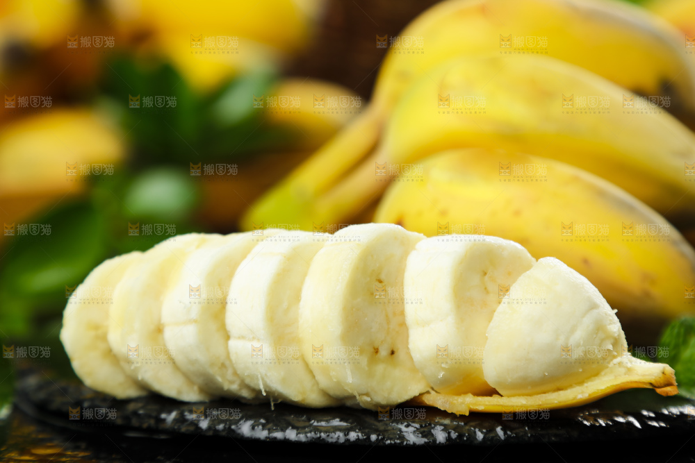 黑底上的苹果香蕉果肉