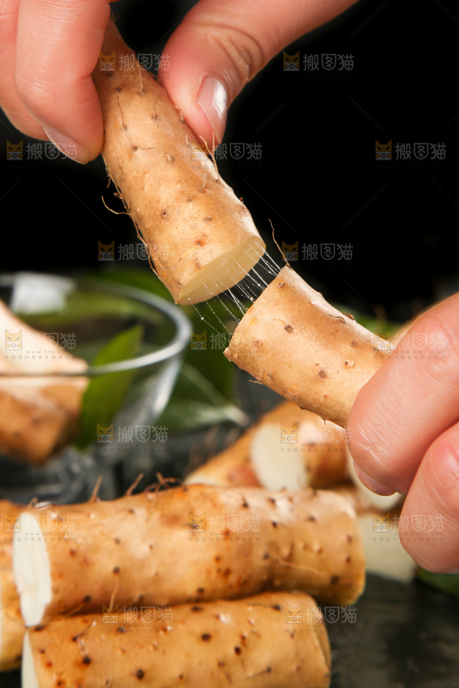 手里拿着白山药