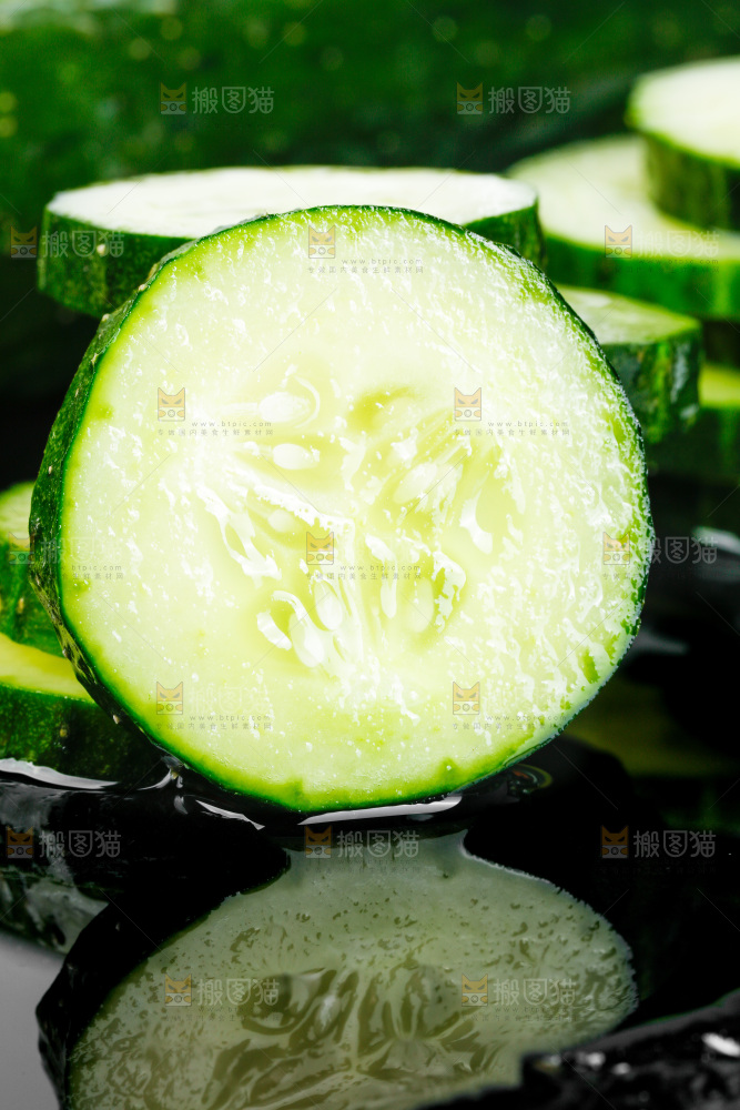 白底上放着黄瓜