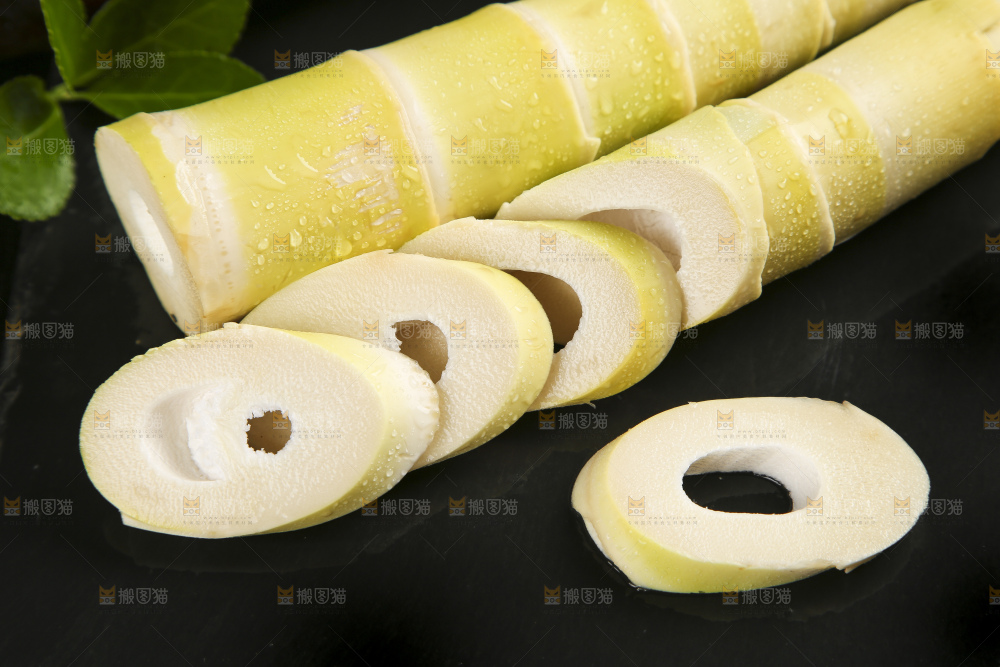 黑底上放着切开的临安春笋