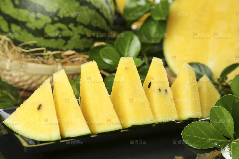 深底上放着切开的海南特小凤西瓜