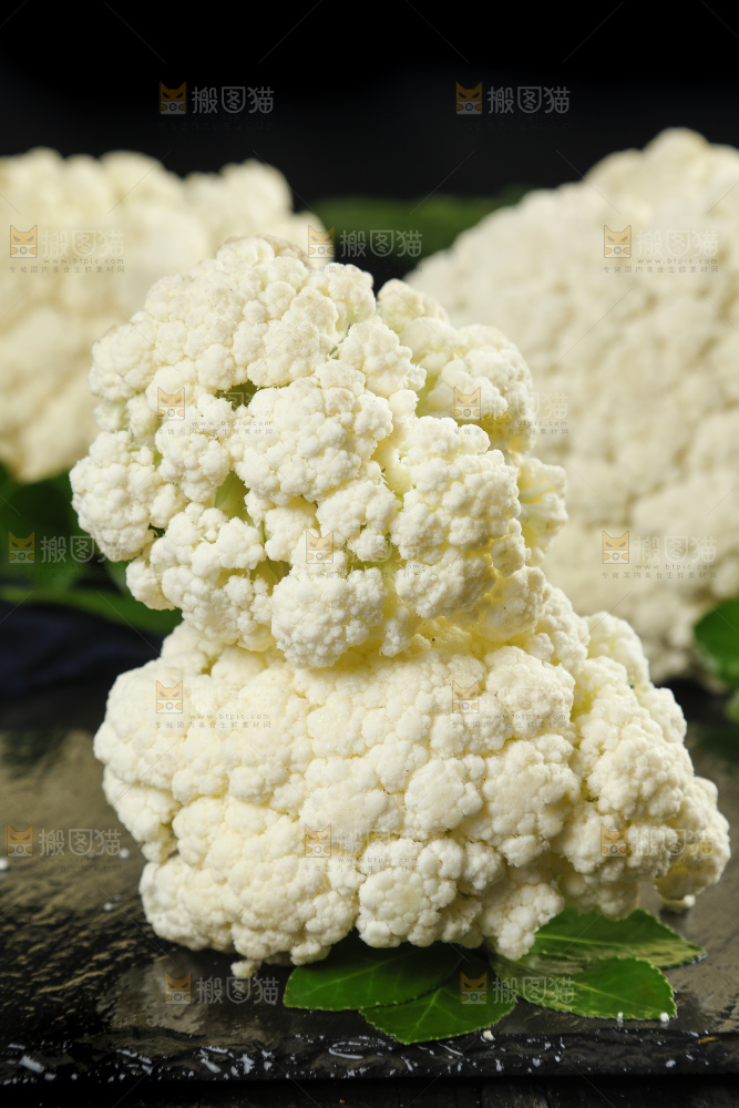 深底上的新鲜花椰菜