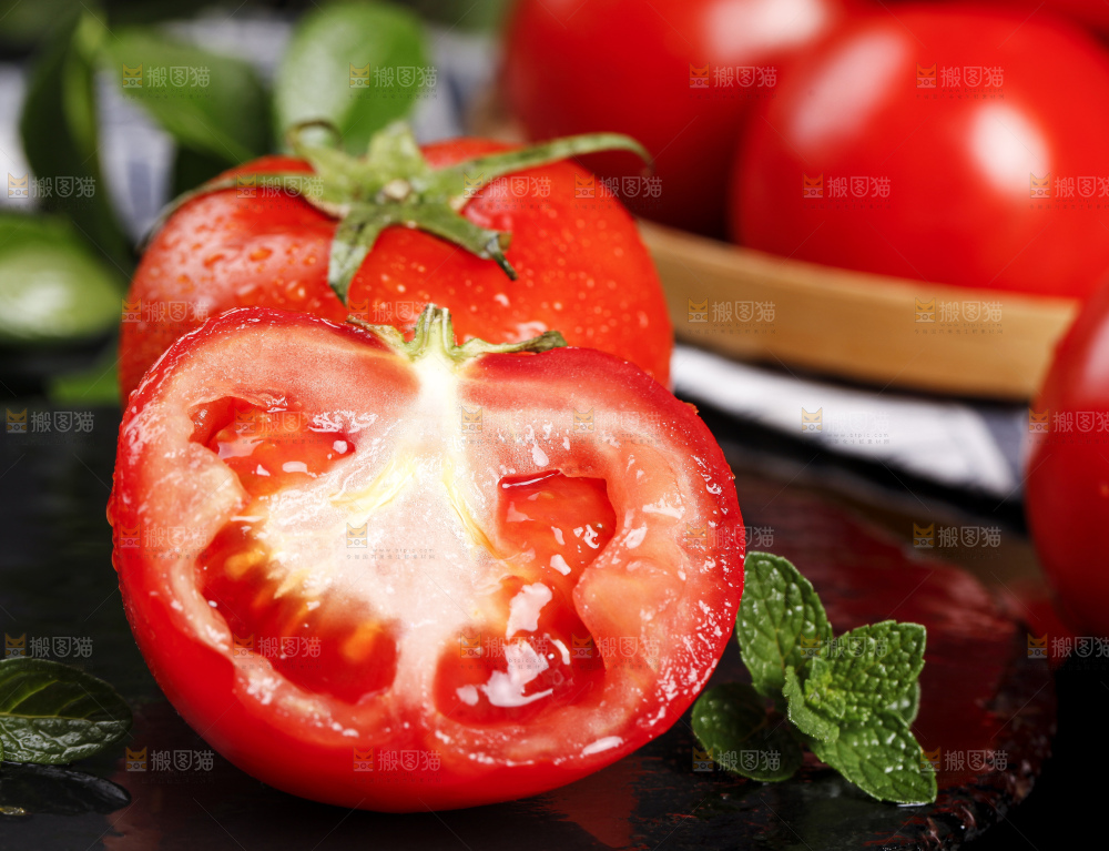 黑底上放着普罗旺斯西红柿