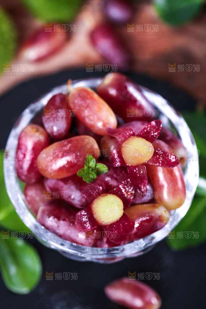 玻璃杯里面放着剥皮的美人指葡萄