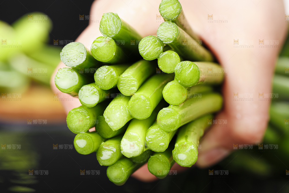 手里拿着一把嫩蒜苔