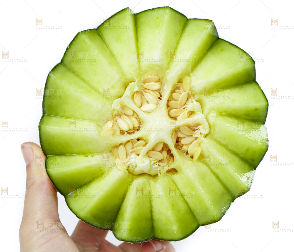 手拿切开的玫珑蜜瓜