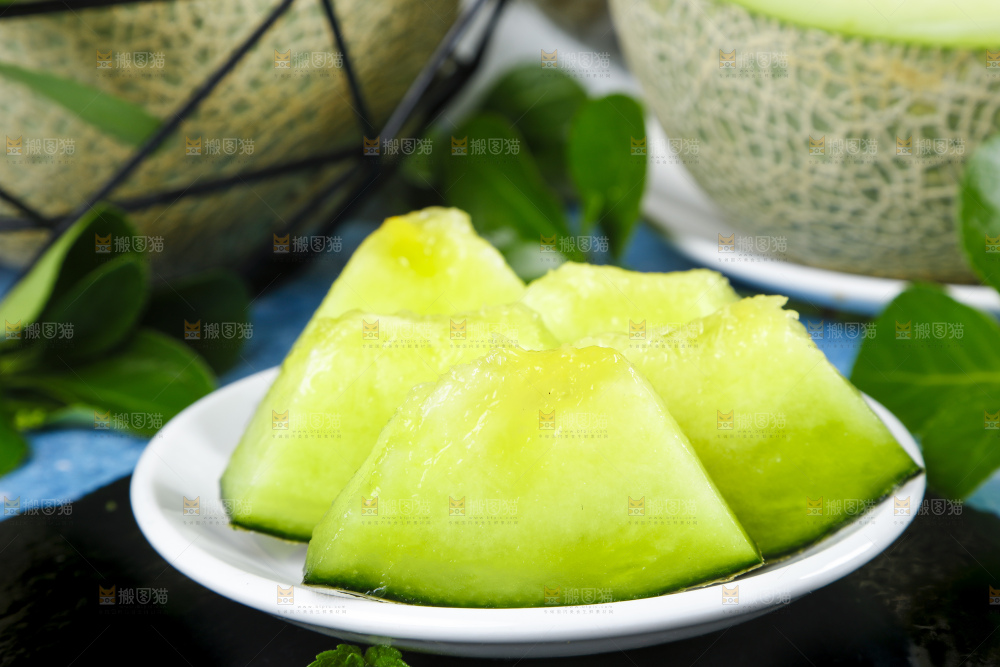 黑石板上放着一盘切开的网纹玫珑蜜瓜