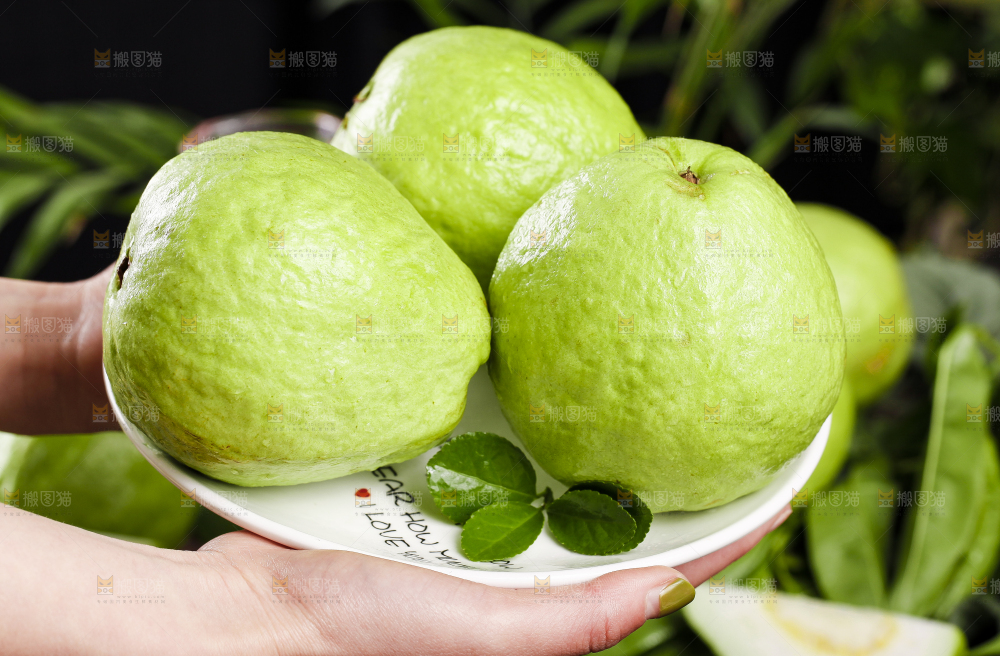 盘子里放着的白心芭乐