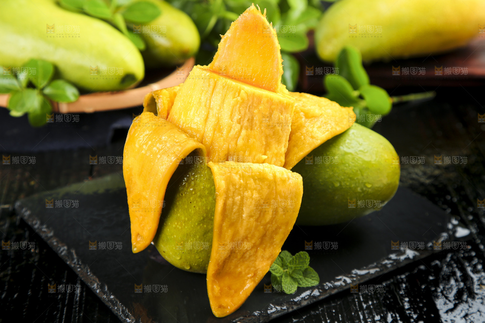 石板上放着剥皮的越南进口大青芒