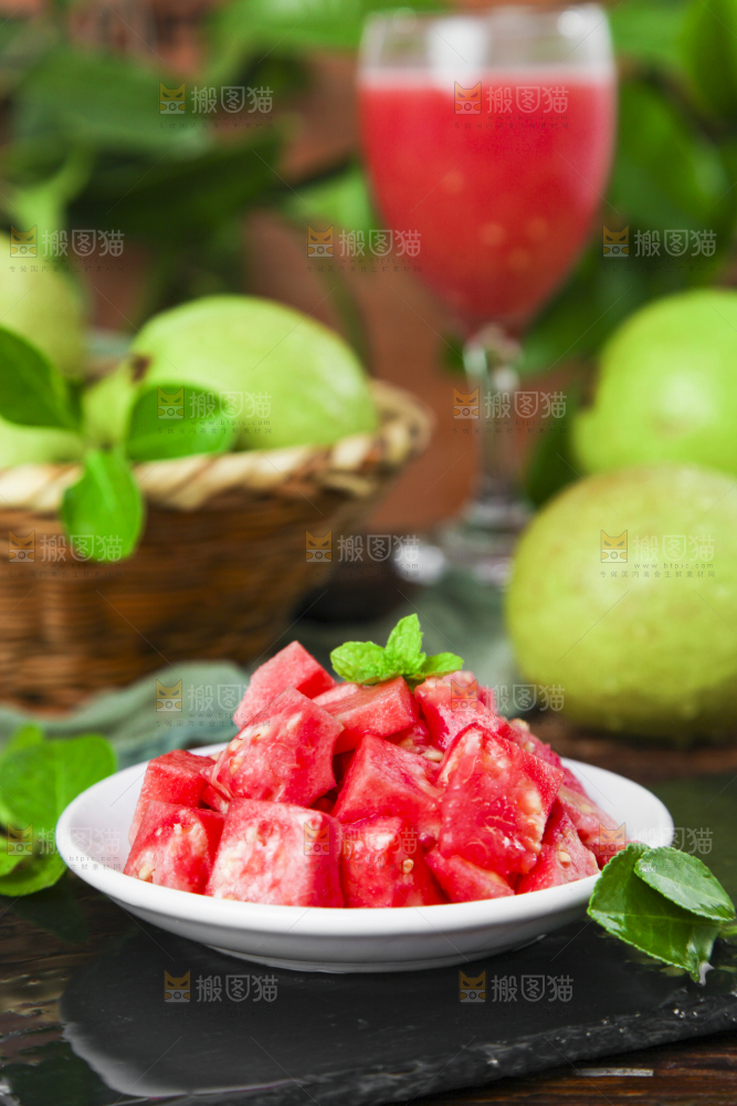 碟子里装着红心芭乐果肉