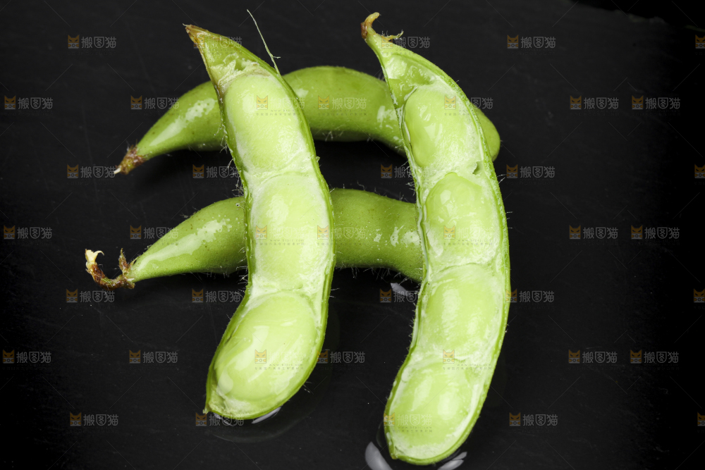 深底上放着新鲜毛豆