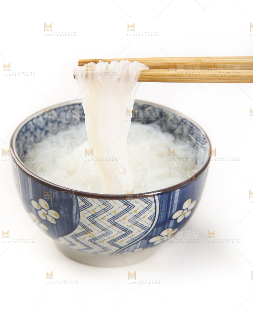 筷子夹着碗里泡开的粉丝