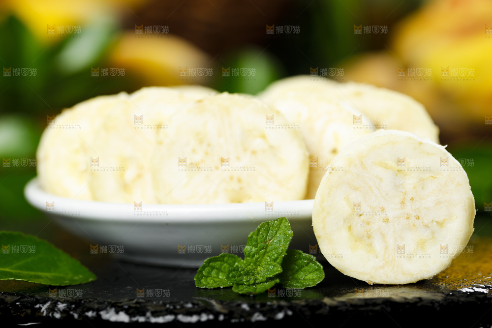 黑底上的苹果蕉果肉