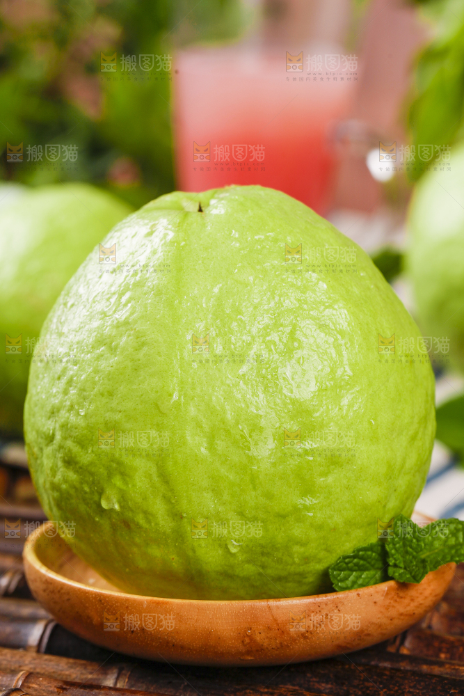 木盘里放着白心芭乐