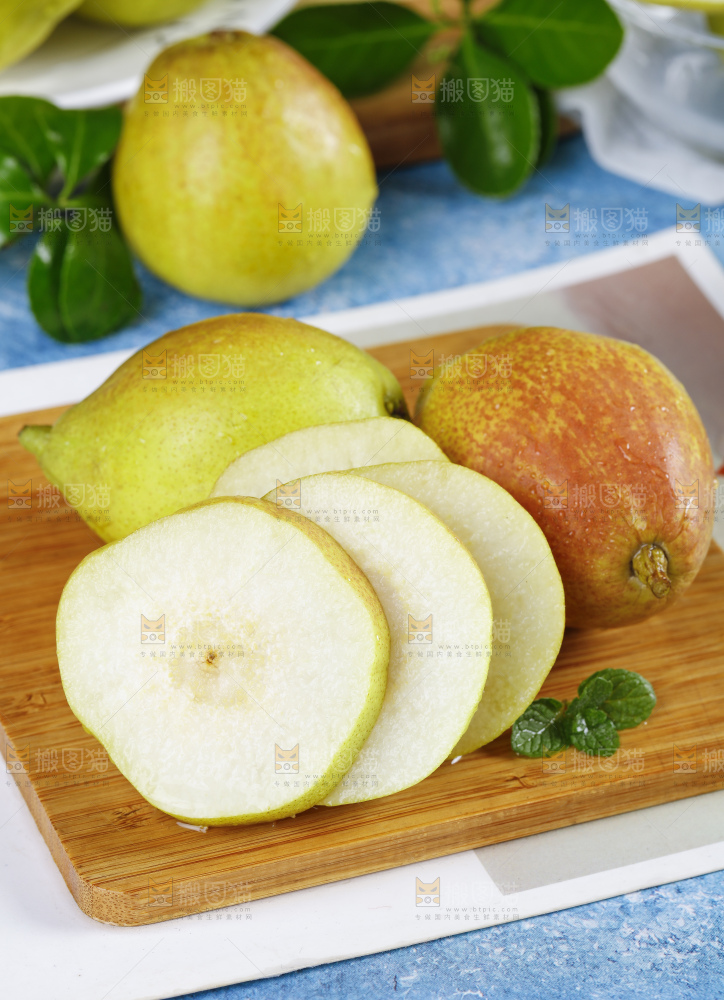 切开的新鲜小香梨放在木底上