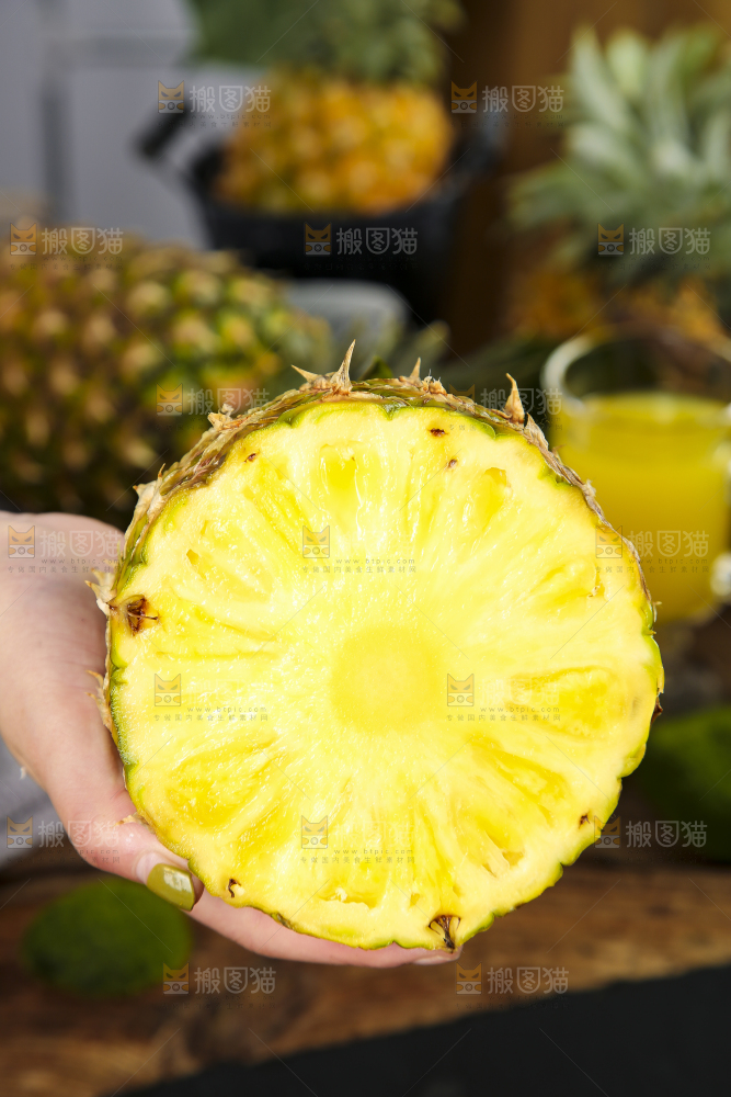 手捧着海南金钻凤梨