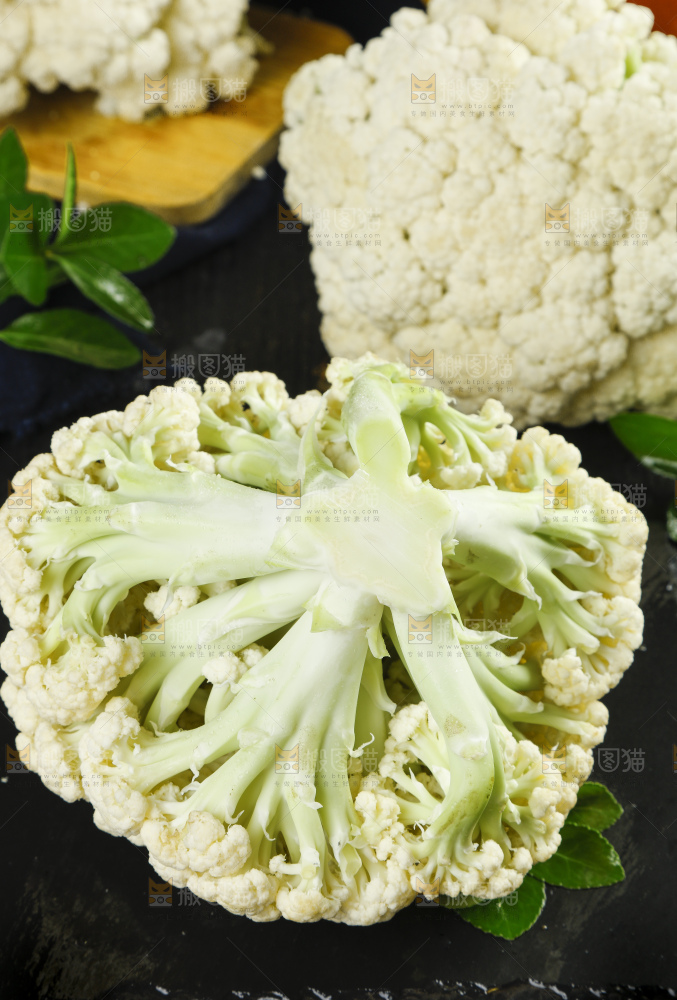 深底上放着新鲜的山东花椰菜