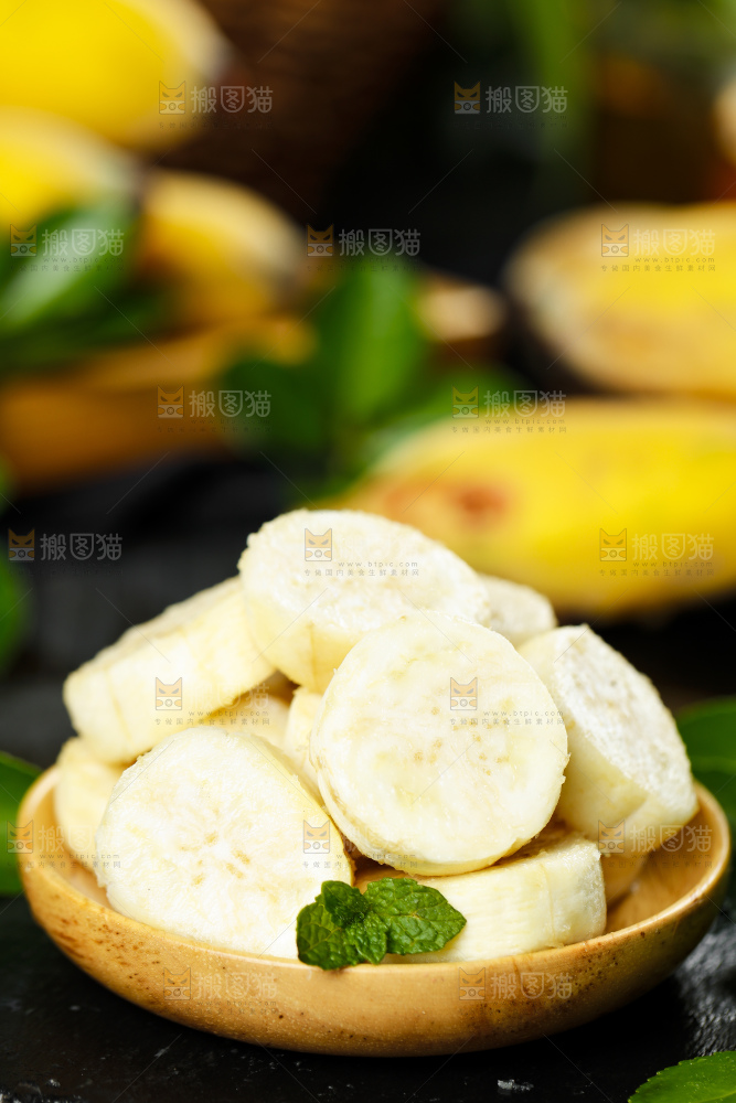 黑底上一盘苹果果肉