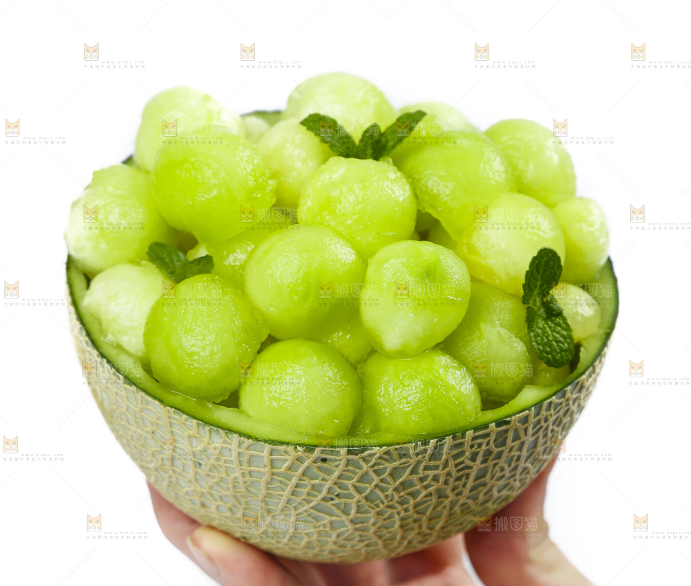 手拿玫珑蜜瓜果肉