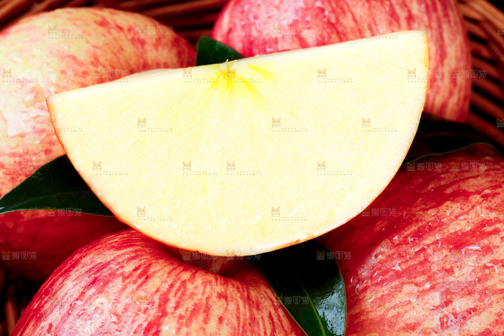 深底上摆放着切开的苹果