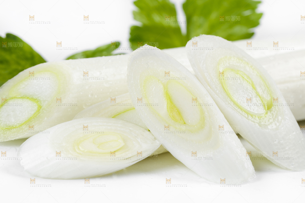 白底上的新鲜大葱