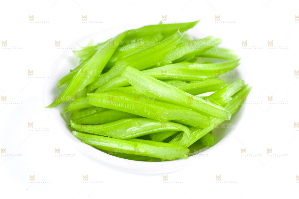 碟子装着切好的芹菜