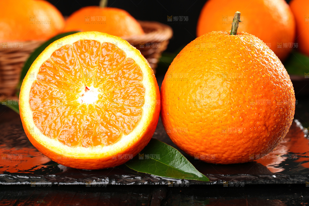 黑石板上摆放着青见柑橘